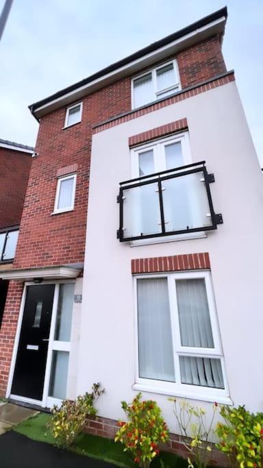 3 Stories, 5 Bedroom House In Prime Location With Balcony And Shared Garden Liverpool Exteriör bild